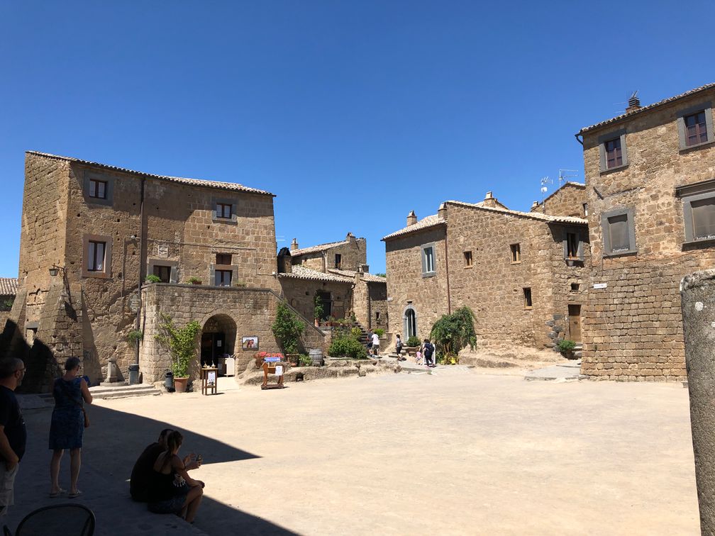 a praça principal em Civita di Bagnoregio.