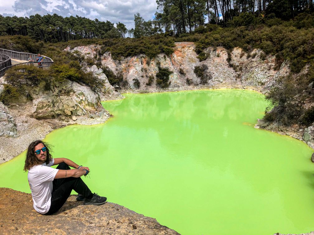strange colour of this lake in New Zealand due to the geothermal activity